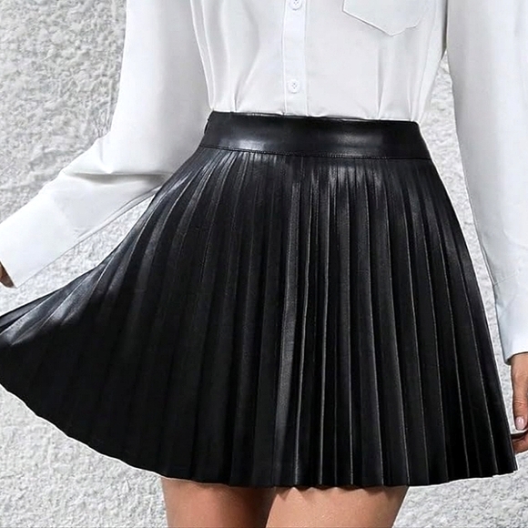New Luxe Vegan Leather Pleated Short Skirt Black - Picture 3 of 7
